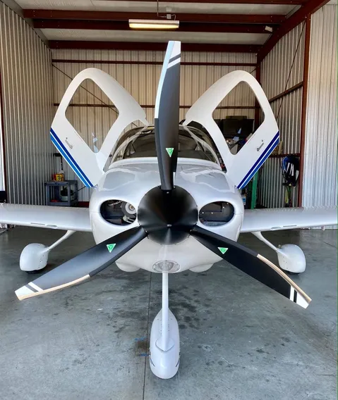 MT Propeller Cirrus (sr20-3b-scott.jpg)